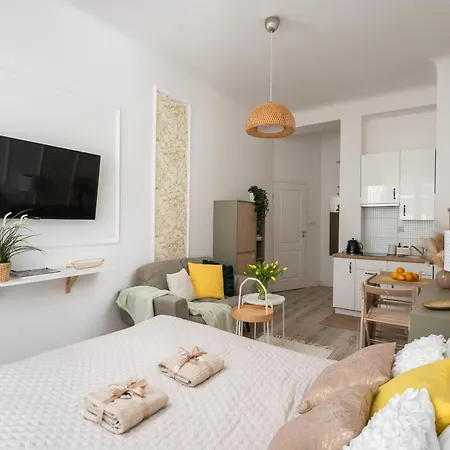 דירה Oasis Charming Loft In A Historic Tenement House 900 M From Station ורשה