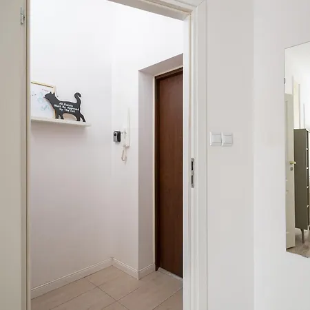 Oasis Charming Loft In A Historic Tenement House 900 M From Station דירה